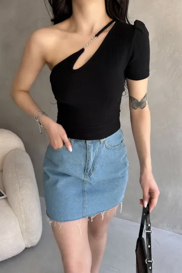 Siyah Tek Omuz Zincir Detaylı Crop Bluz