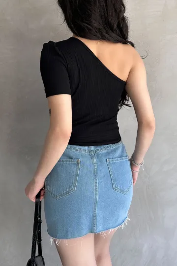 Siyah Tek Omuz Zincir Detaylı Crop Bluz