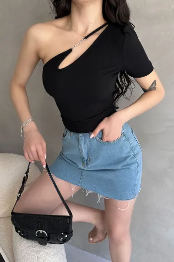 Siyah Tek Omuz Zincir Detaylı Crop Bluz
