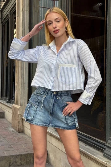 Beyaz Mavi Manşet Ve Cepleri Garnili Çizgili Oversize Crop Dokuma Gömlek BC231036
