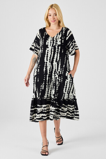 Siyah Batik Desenli V Yaka Eteği Volanlı Oversize Elbise BCVL-254023