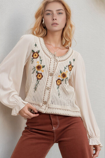 Bej V Yaka Önü Düğmeli Çiçek Nakışlı Kolları Dokuma Krinkıl Bluz BCHESQ-251113
