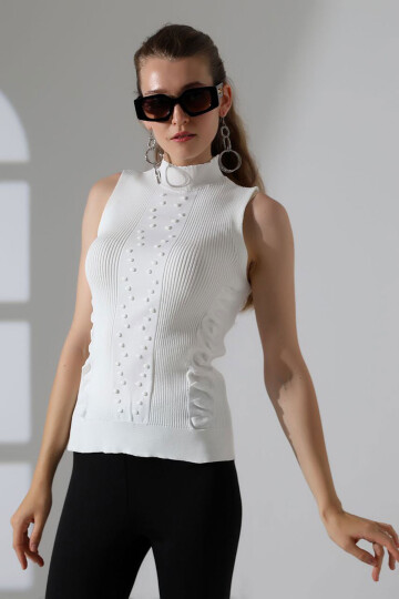 Beyaz Dik Yaka Kolsuz Motifli Triko Bluz BCES-252001