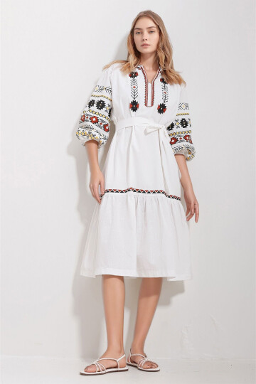 Beyaz Hakim Yaka Balon Kol İçi Astarlı Kemerli Nakış İşlemeli Elbise BCHESQ-251043