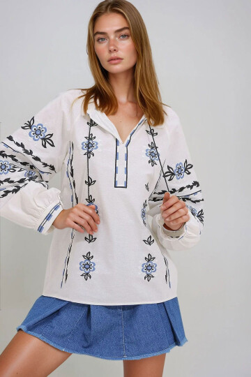 Beyaz Hakim Yaka Nakışlı Püsküllü Pamuklu Keten Dokuma Bluz BCHESQ-251038