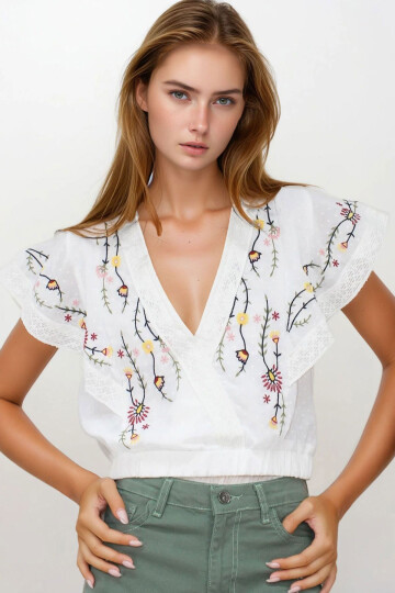 Beyaz V Yaka Fisto Ve Nakış İşlemeli Bluz BCHESQ-251148