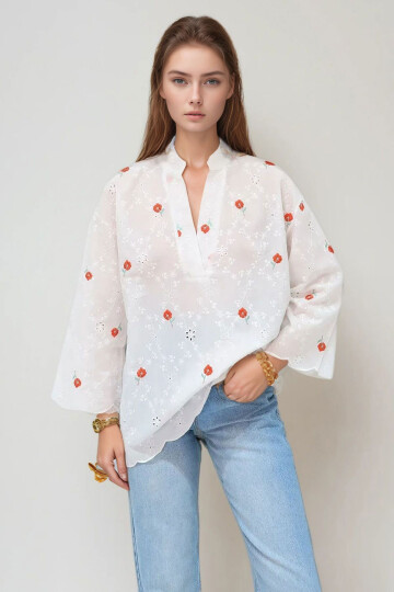 Beyaz V Yaka Fisto Ve Nakış İşlemeli Rahat Kesim Dokuma Bluz BCHESQ-251051