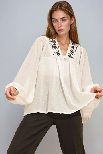Beyaz V Yaka Nakışlı Dokulu Bluz BCHESQ-251015