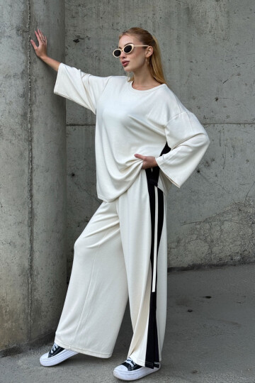 Beyaz Yanları Şeritli Yırtmaç Detaylı Yumuşak Dokulu Bluz Ve Pantolon Alt Üst Takım BCVL-25V230