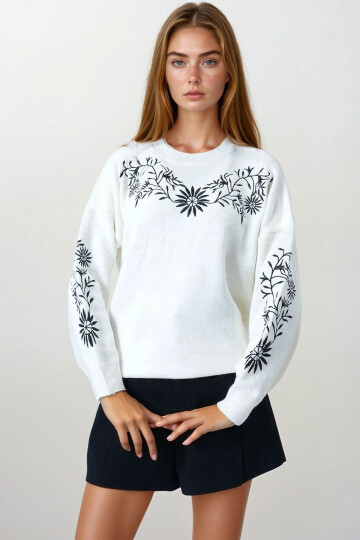 Ekru Çiçek Nakışlı Bisiklet Yaka Triko Kazak BCHESQ-251160