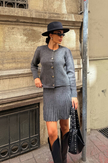 Gri Bisiklet Yaka Hırka Ve Pile Detaylı Etek Triko Takım BCDF-25A2031