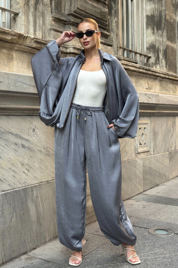 Gri Polo Yaka Yarasa Kol Fermuarlı Ceket Ve Beli Lastlikli Pantolon Saten Kumaş Takım BCVL-25V214