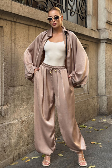 Pudra Polo Yaka Yarasa Kol Fermuarlı Ceket Ve Beli Lastlikli Pantolon Saten Kumaş Takım BCVL-25V214