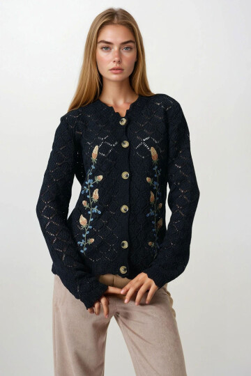 Siyah Ajurlu Çiçek Nakışlı Düğmeli Triko Hırka BCHESQ-251158