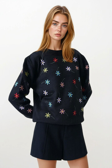 Siyah Çiçek İşlemeli Dik Yaka Triko Kazak BCHESQ-251156