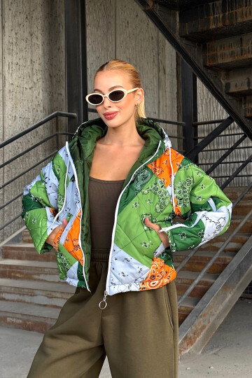 Yeşil Kapüşonlu Desenli Şişme Mont BCVL-25N1001