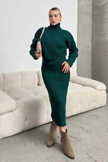 Zümrüt Yeşili Boğazlı Örgü Motifli Crop Kazak Ve Triko Elbise Takım BC231004