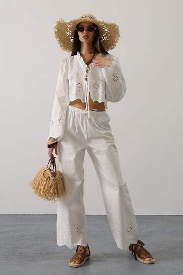 Beyaz Yakası Fırfırlı Bağlama Detaylı Bluz Ve Beli Lastikli Pantolon İşlemeli Takım BCRY-261290