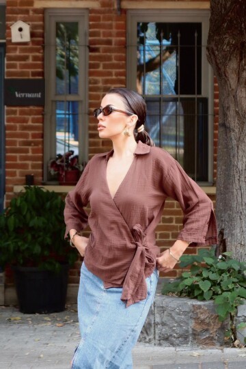 Kahverengi Kruvaze Yaka Bağlamalı Müslin Bluz BCRU-261302