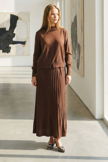 Kahverengi Yarım Balıkçı Yaka Kazak Ve Midi Boy Piliseli Etek Takım BCHPK-251253