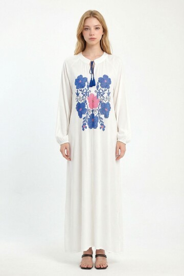 Beyaz Hakim Yaka Nakış İşlemeli Uzun Boy Dokuma Elbise