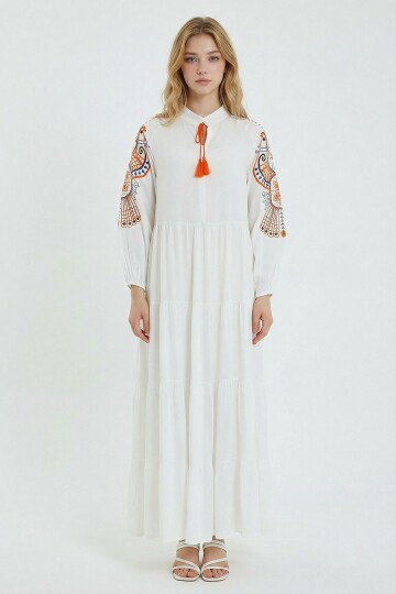 Beyaz Nakış İşlemeli Kat Kat Volanlı Uzun Boy Dokuma Elbise