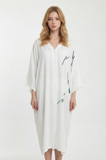 Beyaz V Yaka Nakış İşlemeli Uzun Dokuma Gömlek Elbise