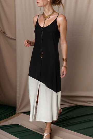 Siyah Asimetrik Bloklu Yırtmaçlı Askılı Uzun Elbise