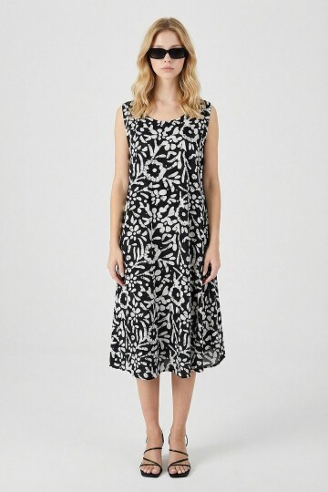 Siyah-Beyaz U Yaka Kolsuz Eteği Asimetrik Kesim Desenli Midi Boy Elbise