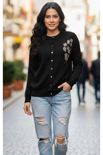 Siyah Düğmeli Çiçek Nakışlı Kışlık Triko Hırka BCVL-25T2364