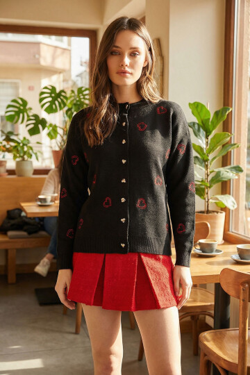 Siyah Düğmeli Kalp Nakışlı Kışlık Triko Hırka BCVL-25T3245