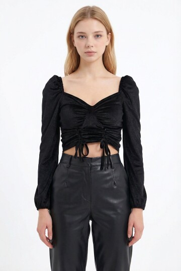 Siyah Öpücük Yaka Önü Büzgü Detaylı Kadife Crop Bluz