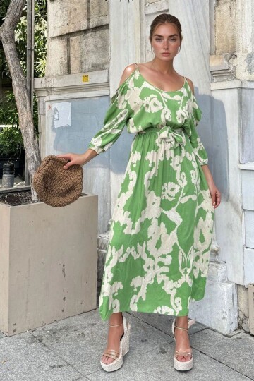 Yeşil Beli Lastikli Kemerli Omuz Dekolteli Uzun Elbise