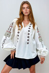 Beyaz Hakim Yaka Nakışlı Balon Kol Poplin Dokuma Bluz BCHESQ-251048