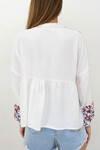 Beyaz Yırtmaç Yakalı Roba Nakışlı Bluz BCHESQ-251147