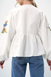 Ekru V Yaka Bağlama Detaylı Nakış İşlemeli Dokuma Bluz BCHESQ-251069