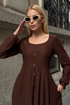 Kahverengi Geniş Yaka Düğme Detaylı Çift Cepli Yumuşak Dokulu Kumaş Örme Elbise BCVL-25V239