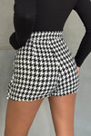 Siyah Beyaz Kapaklı Kazayağı Desenli Şort Etek BCHN-2526218