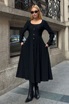 Siyah Geniş Yaka Düğme Detaylı Çift Cepli Yumuşak Dokulu Kumaş Örme Elbise BCVL-25V239
