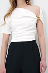 Ekru Asimetrik Yaka Drapeli Omuz Aksesuarlı Sandy Bluz BCHNT-261270