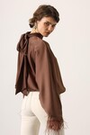 Kahverengi Dik Yaka Kolları Tüy Detaylı Saten Bluz BCRY-261275