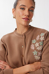 Kahverengi Düğmeli Çiçek Nakışlı Kışlık Triko Hırka BCVL-25T2364