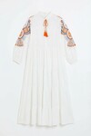 Beyaz Nakış İşlemeli Kat Kat Volanlı Uzun Boy Dokuma Elbise