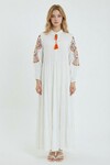 Beyaz Nakış İşlemeli Kat Kat Volanlı Uzun Boy Dokuma Elbise