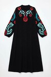 Siyah Hakim Yaka Nakış İşlemeli Uzun Boy Dokuma Elbise