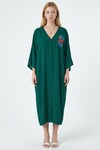 Zümrüt Yeşili Nakış İşlemeli Maxi Boy Dokuma Viscon Elbise