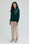 Zümrüt Yeşili Düğmeli Çiçek Nakışlı Kışlık Triko Hırka BCVL-25T2364